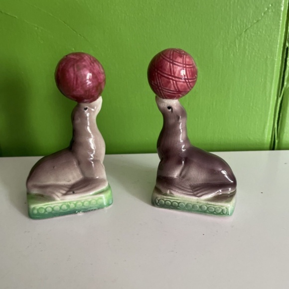 VINTAGE MCM CIRCUS SEAL w/ BALL on nose ceramic SALT & PEPPER SHAKERS SET Japan - Picture 1 of 4